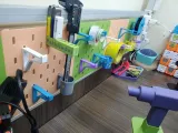 Перфорированная панель, которую можно прикрепить к перегородке офисного стола-0