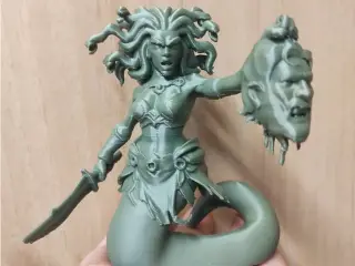 Medusa – Gorgon Queen Head Trophy Pose figurine