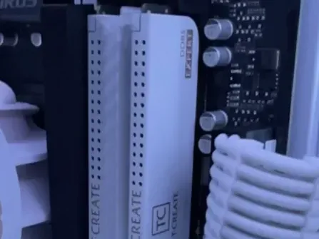 ذاكرة DDR5 مزيفة