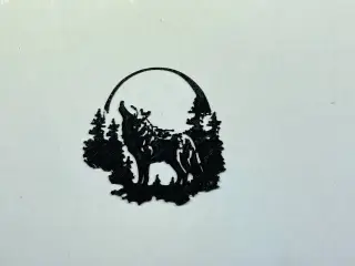 Lobo aullando en un bosque