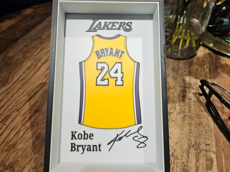 Espositore per la maglia dei LA Lakers di Kobe Bryant
