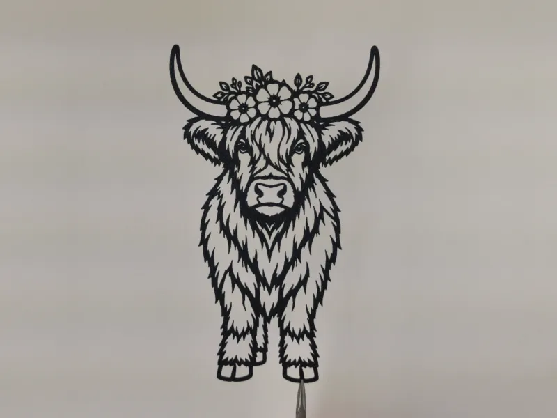 Arte de pared de vaca de las Tierras Altas con corona de flores