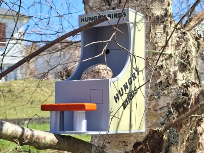 Comedero para pájaros con forma de máquina recreativa