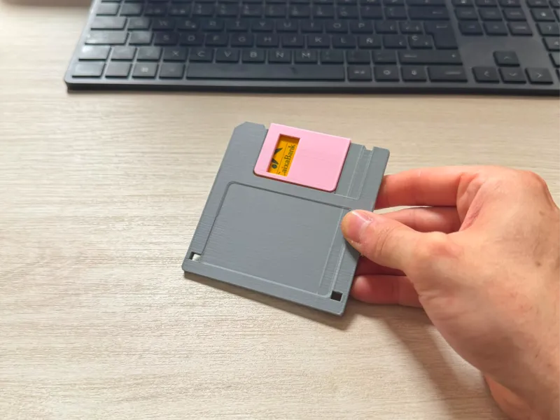 フロッピーディスク型カードホルダー