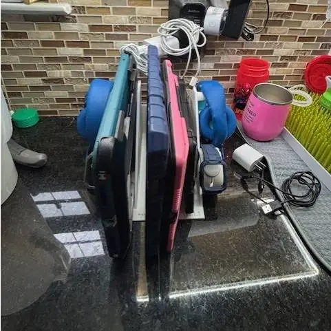 four IPAD/ two apple watches/ two headphones stand