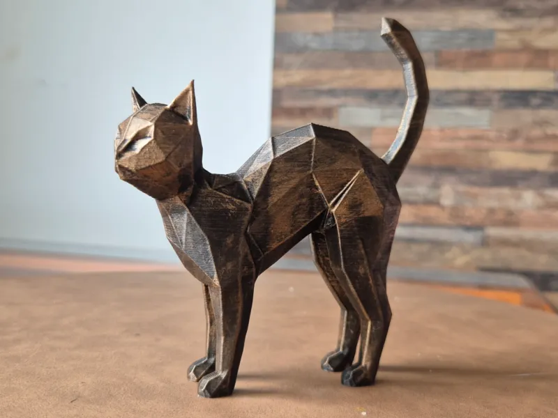 Niedliche Low-Poly-Katzenskulptur