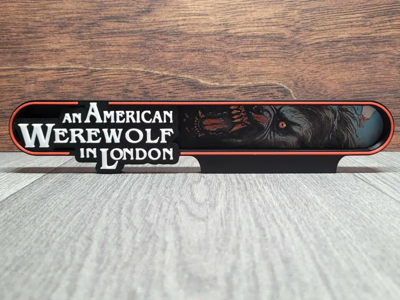 Londra'da Amerikalı Bir Kurt Adam film logosu tabelası