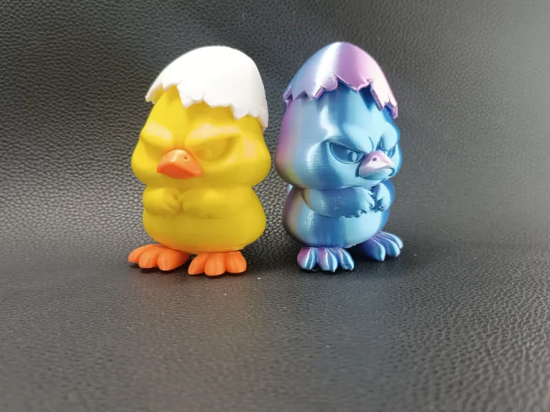 Galinha de Páscoa Eclodindo em Múltiplas Partes para o Feriado de Primavera