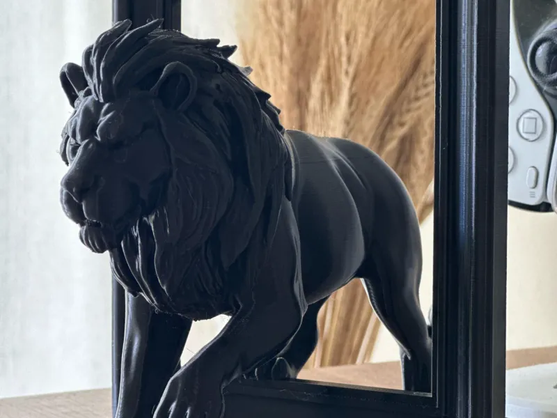 Schwarze Löwenskulptur