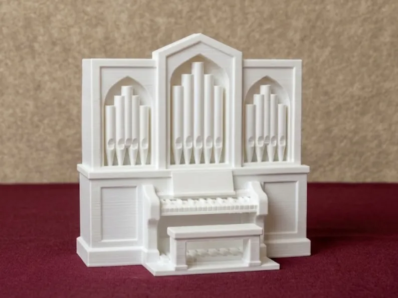 Órgano de tubos tradicional de iglesia con banco