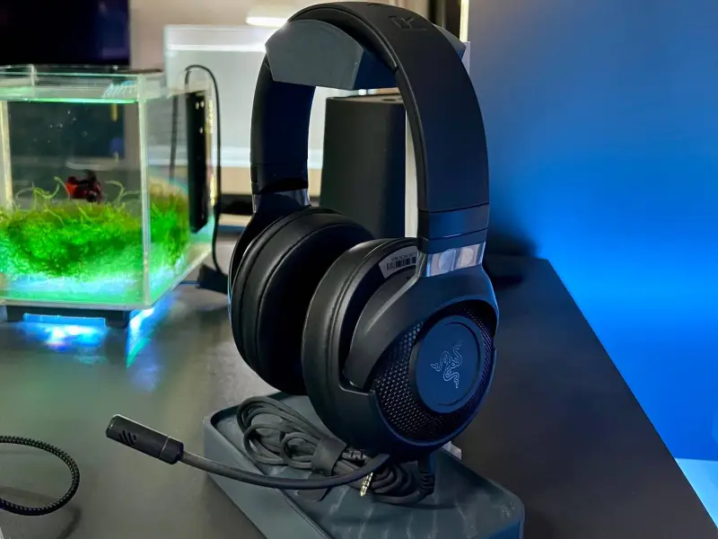 elegant simple stylish table top headphone stand holder
