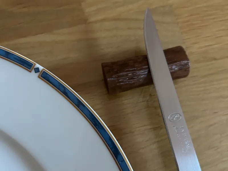 Porte-couteau en forme de tronc d'arbre