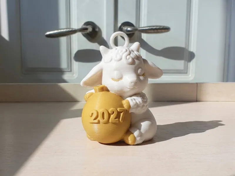 Petite chèvre avec une boule 2027