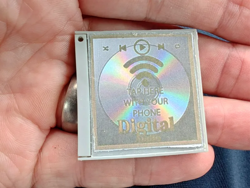 Interaktiver NFC-"Digital Audio"-Schlüsselanhänger im CD-Hüllen-Design