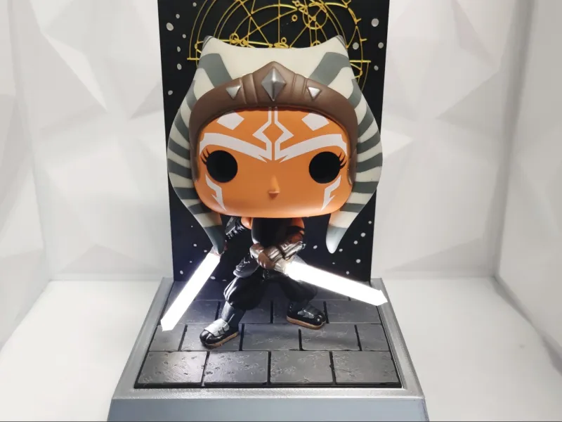 Ahsoka Tano Funko Pop Displaystand – Klaar voor LED-lichtzwaard