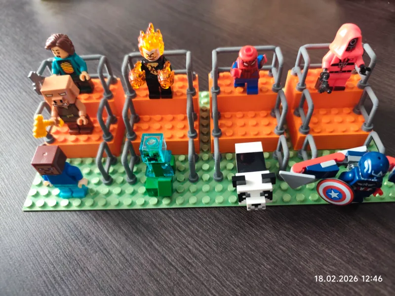 Lego-Style Minifigur-Ausstellungsständer