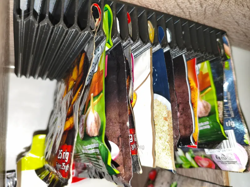 Organizador y Soporte de Bolsas y Paquetes de Especias Bajo Estante