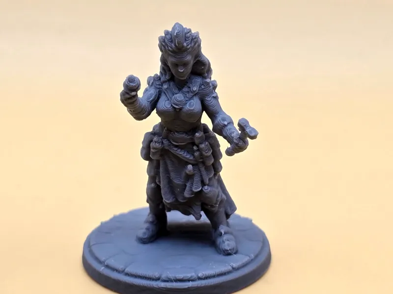RPG Vrouwelijke Aard-Genasi Miniatuur