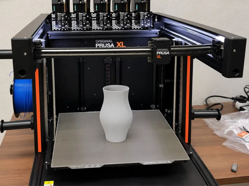 Vase urne torsadé et cannelé