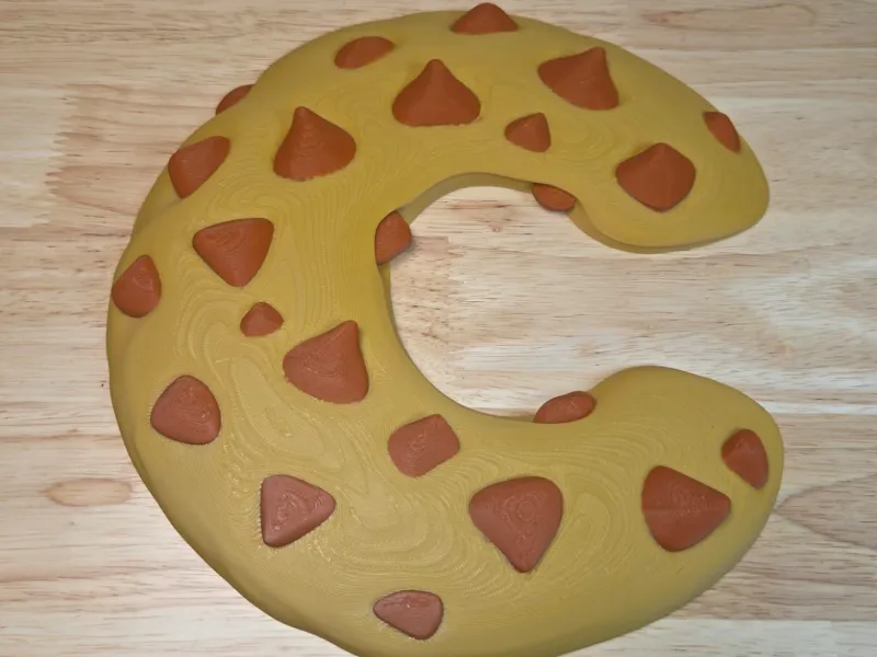 C de la Cookie – Decor de perete în formă de biscuit cu bucăți de ciocolată