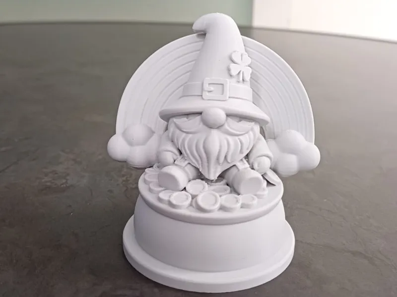 Gnome porte-bonheur avec arc-en-ciel et or