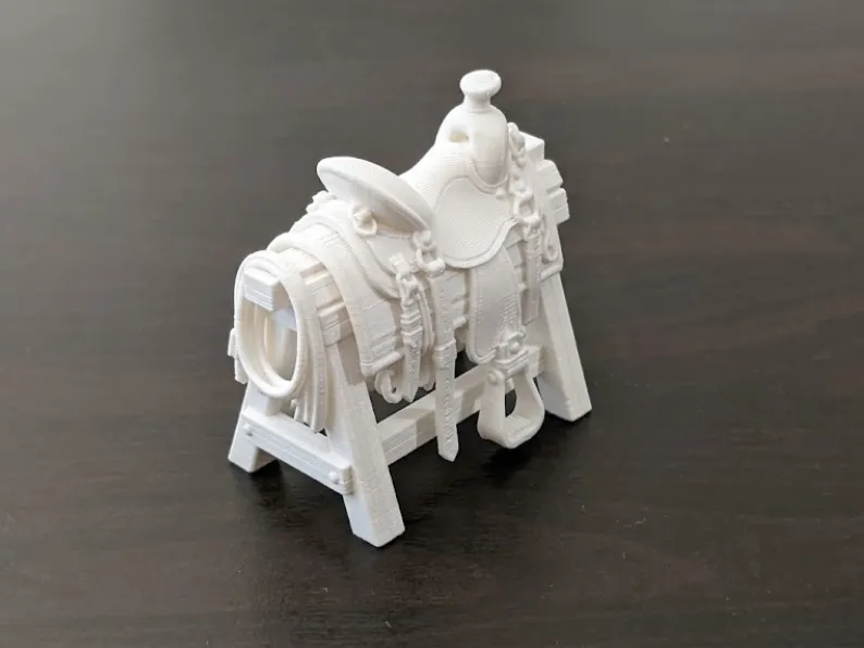 Sella da cavallo su supporto in legno – Finimenti equestri vintage