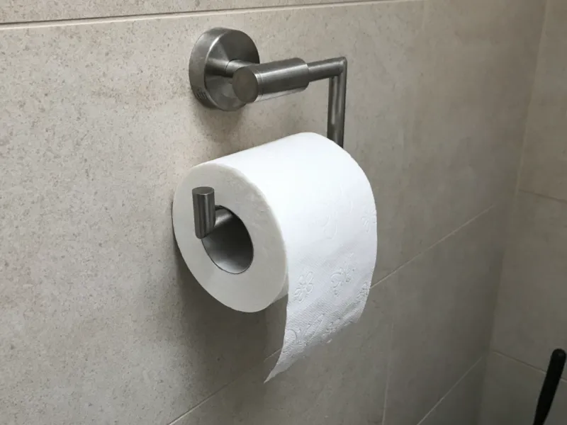Soporte para papel higiénico con superficie adhesiva