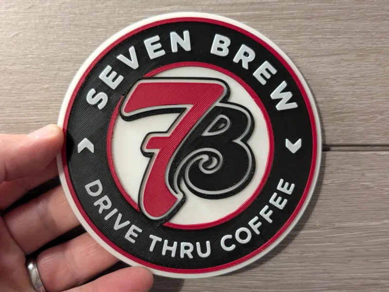 Placă cu sigla 7-Brew Coffee, 2 dimensiuni