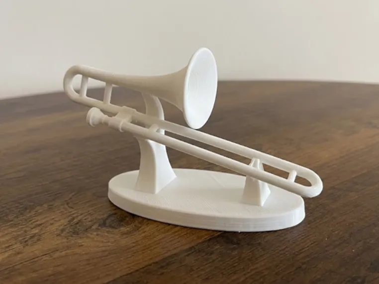 Trombone em Suporte de Exibição - Instrumento de Metais
