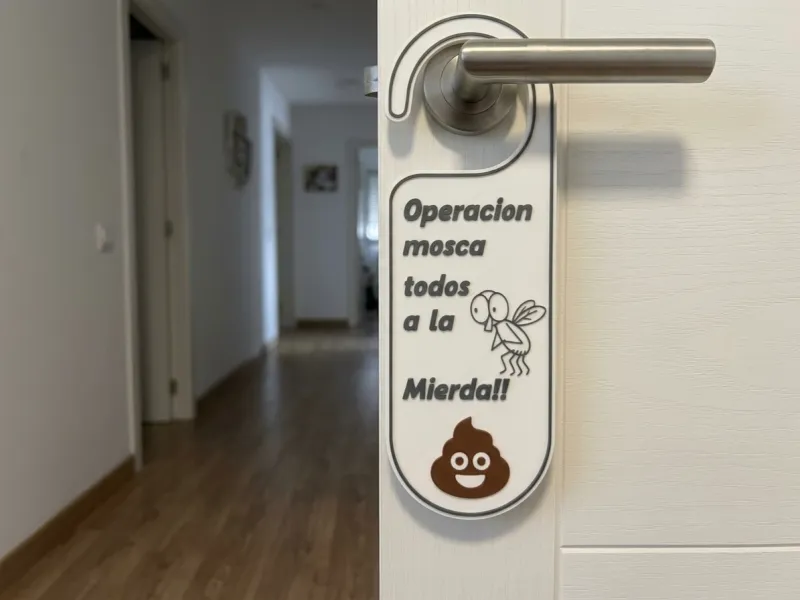 Operación Mosca – Colgador Divertido