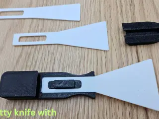PUTTY KNIFE WITH REPLACEABLE BLADES