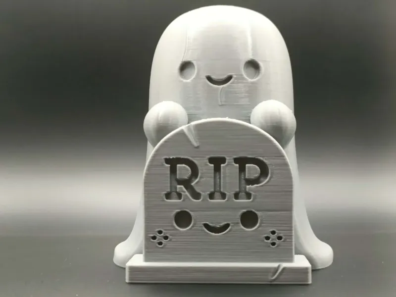 Adorabile fantasma dietro una lapide RIP
