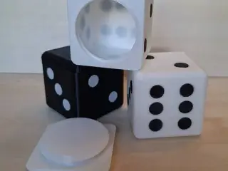 Boite en forme de dé - Dice-shaped box
