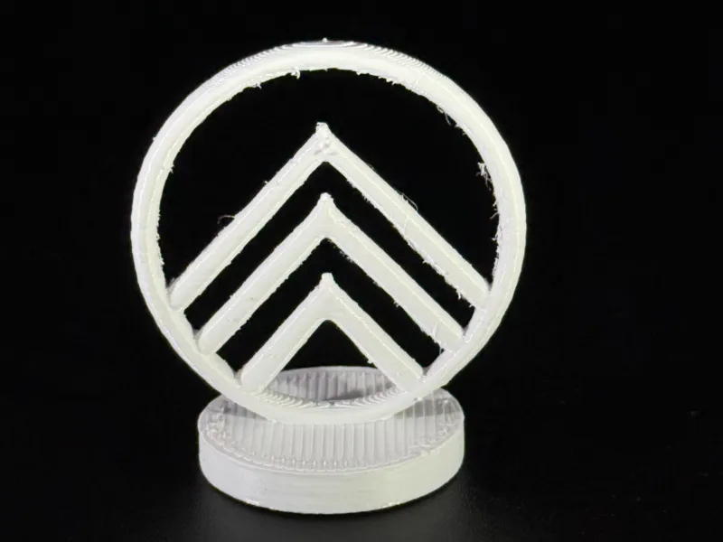 Anel Chevron – Escultura Geométrica de Mesa