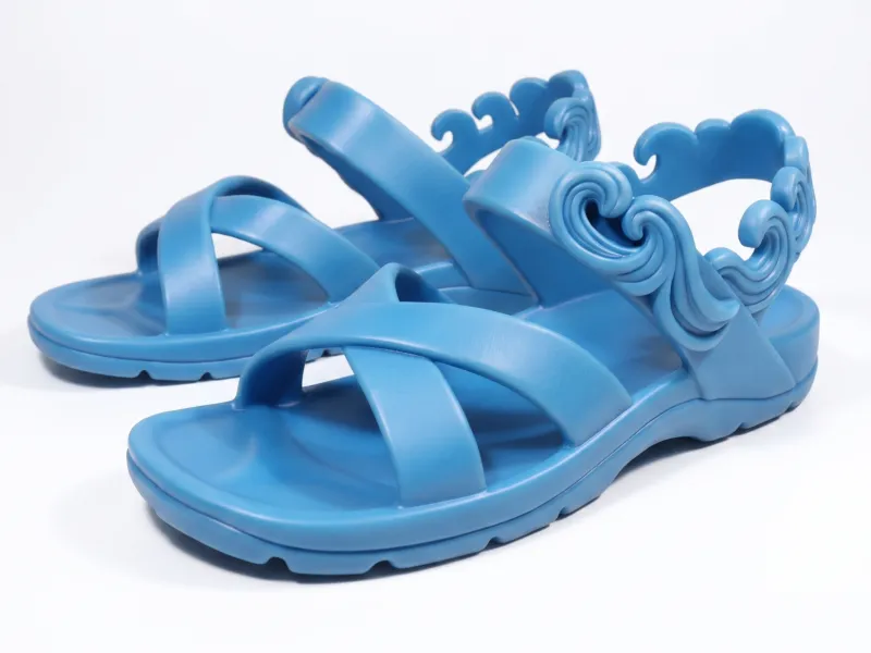 Sandals with marine decoration