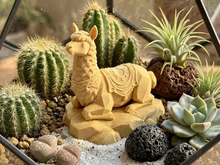 Estatua de alpaca tumbada sobre un arrecife