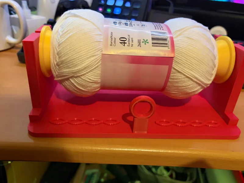 Self-Unwinding Yarn Holder with Centering Cones