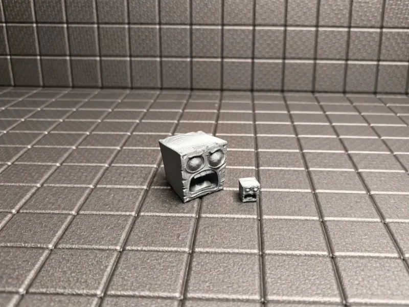 Cubo di Pietra Furioso / Personaggio Blocco Arrabbiato (1-3 cm)