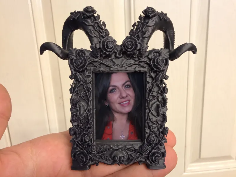 Horned Gothic Frame with Hole and Folding Easel Back Stand