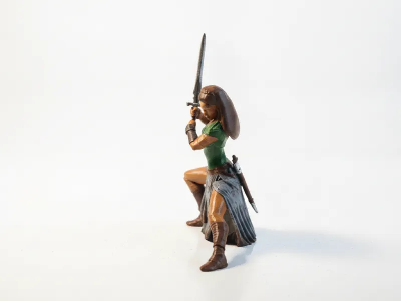 Figurine de combattant fantastique en posture de guerrier, imprimable en 3D