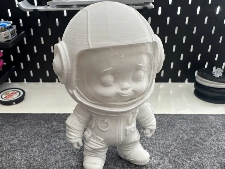 🚀 Herói Espacial Chibi: Adorável Astronauta com Capacete da NASA!