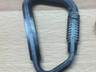 Carabiner with Threaded Lock