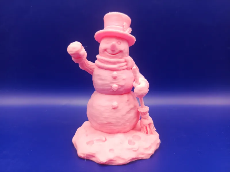 Figurilla clásica de muñeco de nieve