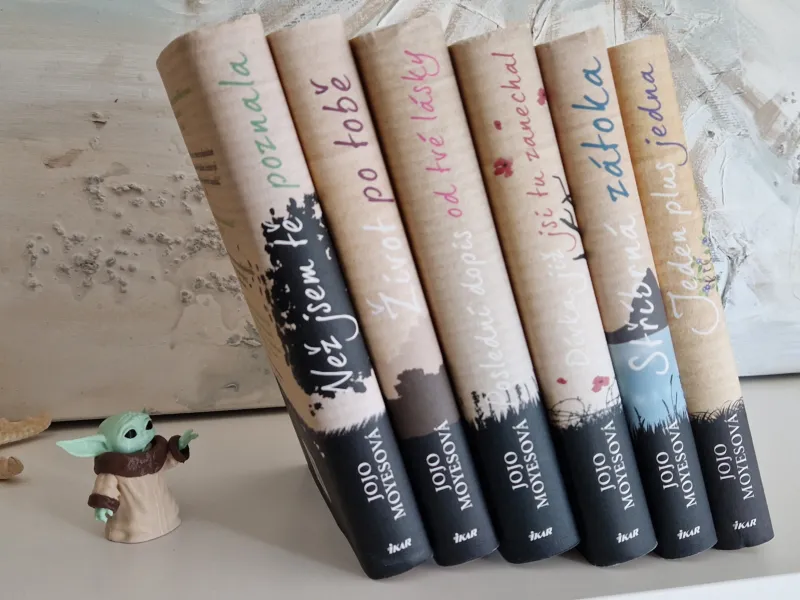 Baby Yoda mit unsichtbarer Buchstütze