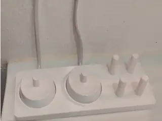 Oral B IO stand that holds 2 chargestations and 4 brushes
