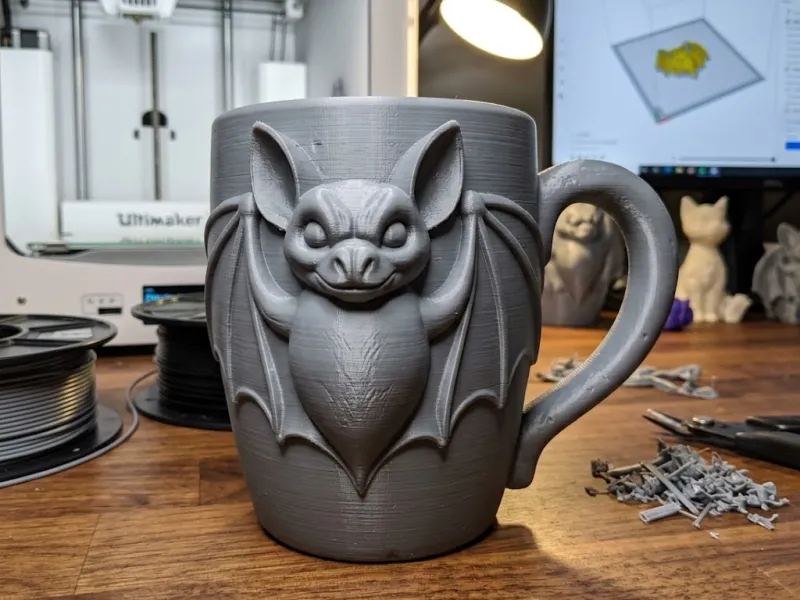 taza con patrón de murciélago