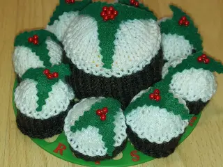 Knitted Christmas pud base for choc orange+8 Ferro Rochers