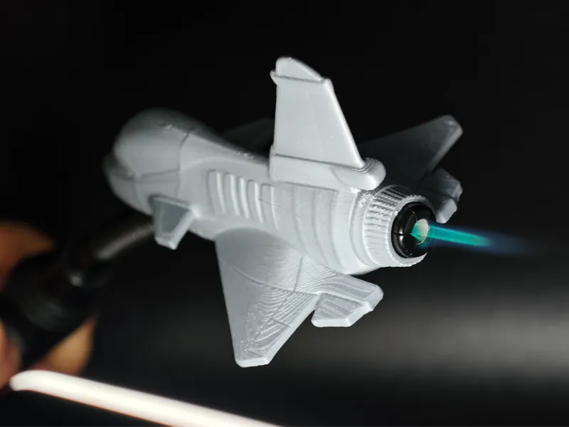 Caza J-10, con un mechero simulando la llama de escape