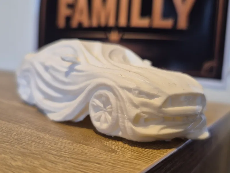Minimalistische vloeiende golvende Ford Mustang-sculptuur