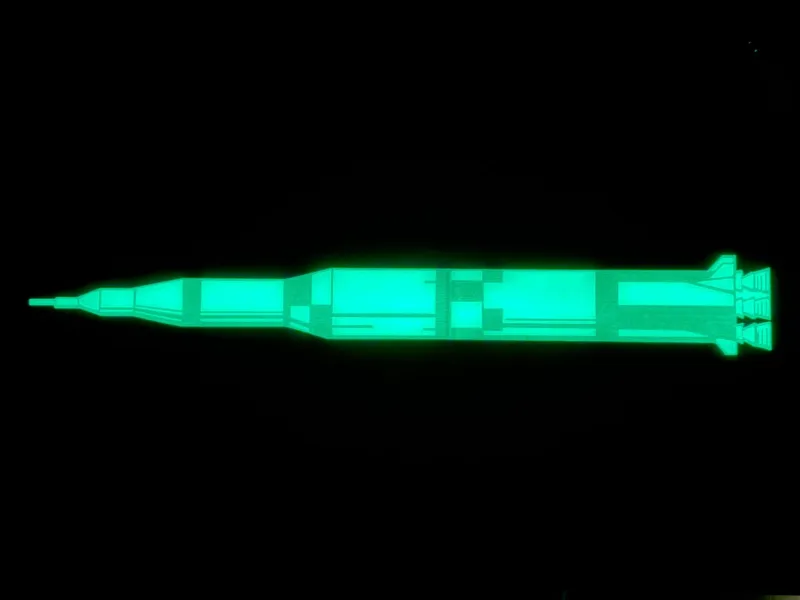 Leuchtende Saturn-V-Rakete (leuchtet im Dunkeln)